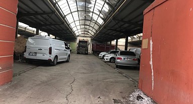 Donma tehlikesine karşı ilginç çözüm: Vatandaş arabalarını pazar alanına park ediyor