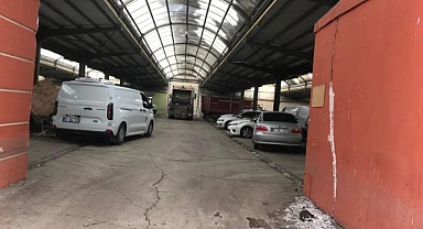 Donma tehlikesine karşı ilginç çözüm: Vatandaş arabalarını pazar alanına park ediyor