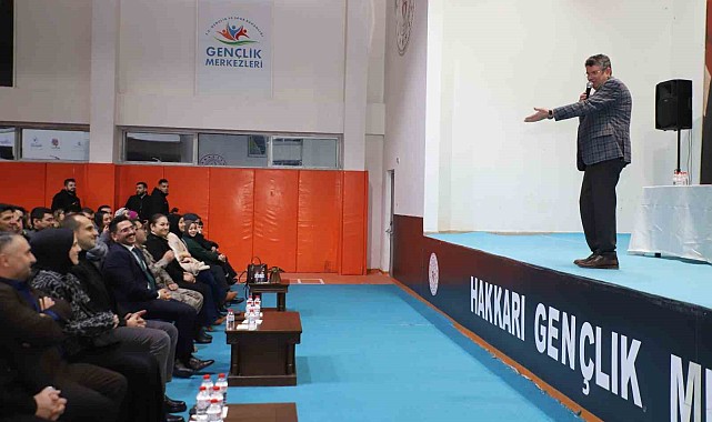 Eğitimci-Yazar Kapaklıkaya Hakkari'de söyleşi düzenledi