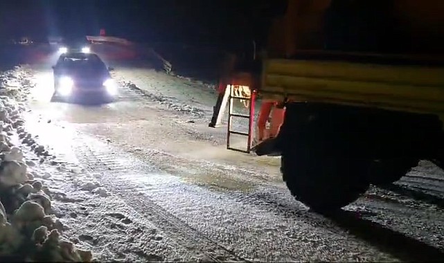 Elazığ'da yolda mahsur kalan araçlar kurtarıldı