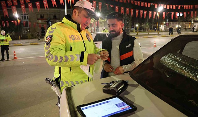 Farlarını açmayı unuttu, yeni yılın ilk cezasını yedi