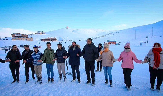 Hakkari Valisi Çelik, kayak merkezinde gençlerle halay çekti
