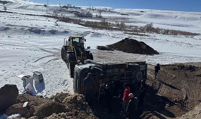 Kamyon şarampole yuvarlandı, sürücü yara almadan kurtuldu