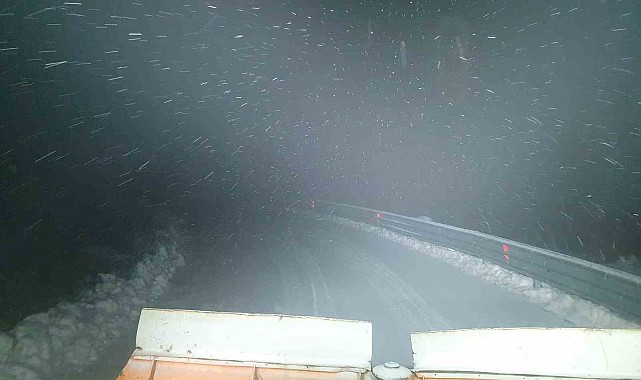 Kar yağışı başladı, mahsur kalan araçlar için çalışma başlatıldı