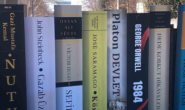 Kars'ta öğrenciler okulun kapısını kitaplarla kapladı