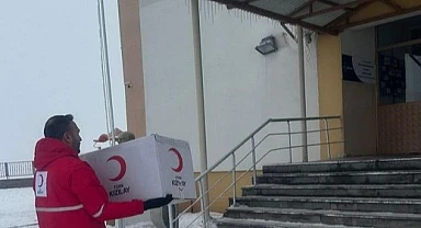 Kızılay Kadın Ardahan ekibinden çocuklara yardım eli