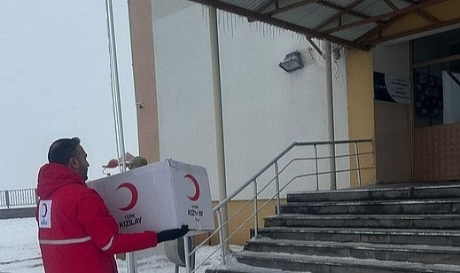 Kızılay Kadın Ardahan ekibinden çocuklara yardım eli
