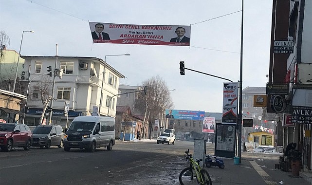 Özgür Özel ziyaretinin ardından Ardahan’da afişler kaldı