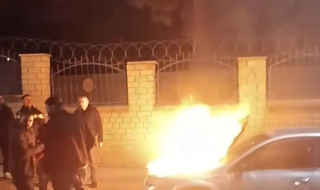 Seyir halindeki otomobil alev topuna döndü