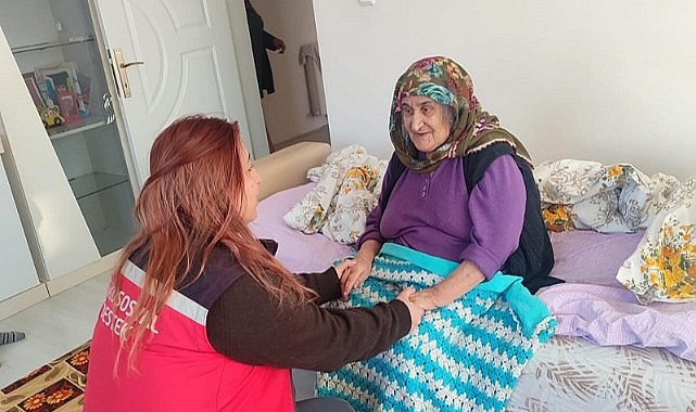 Sosyal Hizmetler personeli görme engelli vatandaşları evlerinde ziyaret etti