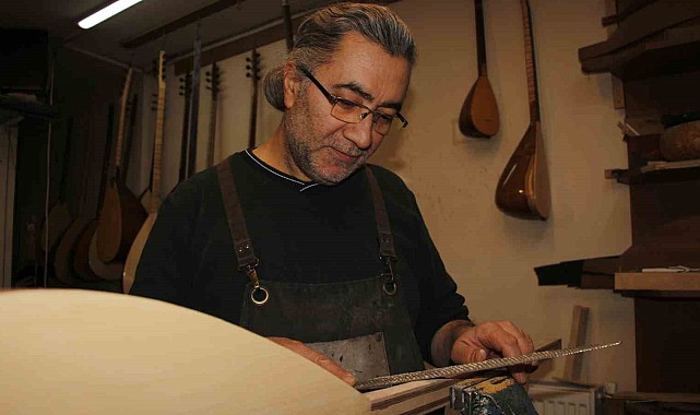 Van'da ürettiği bağlamaları dünyaya tanıtıyor
