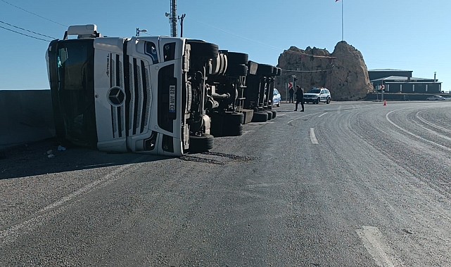Virajı alamayan tır devrildi: 3 yaralı