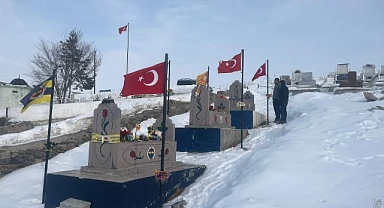 6 Şubat depreminin yıldönümünde mezarı başında anıldı