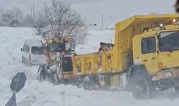 Ambulansa yol açan iş makinesi kara saplandı