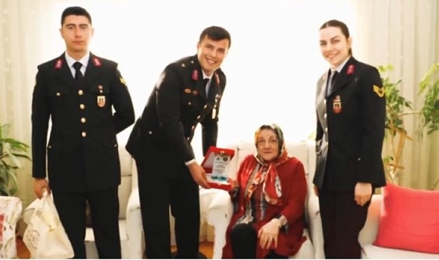Ayşe Teyze’den jandarmaya örme çorap