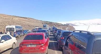 Buz Festivali sebebiyle Çıldır Gölü yolu tıkandı