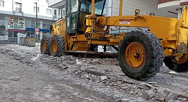Buz pistine dönen yollar temizleniyor