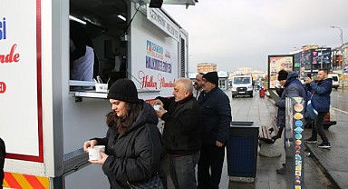 Çekmeköy Belediyesi, sıcak çorba ikramı ile vatandaşları ısıtıyor