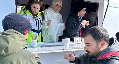 Çıldır Buz Gölü Festivali’nde Kızılay’dan sıcak çorba ikramı
