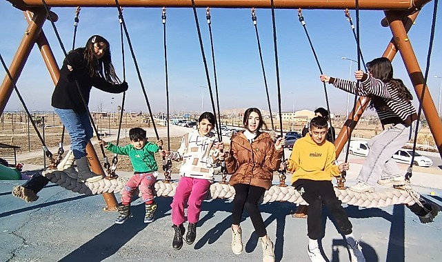 Çocuklar parklarda güneşli havanın tadını çıkardı