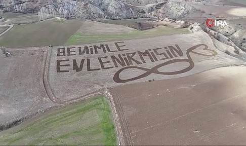 Çorum’da ilginç evlilik teklifi: Traktörle tarlaya yazdı, "evet" cevabını aldı