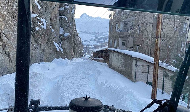 Hakkari'de karla mücadele çalışması sürüyor