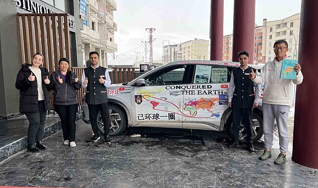 Hava kirliliğine dikkat çekmek isteyen Çinli çift elektrikli araçlarıyla Yüksekova'ya geldi