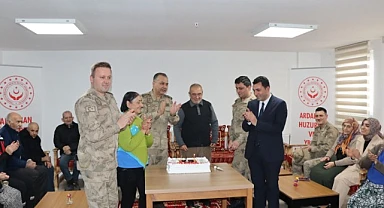 Jandarma'dan huzurevi sakinlerine moralli ziyaret