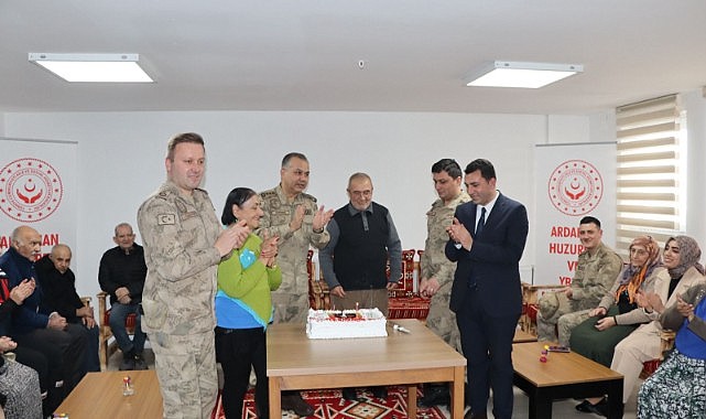 Jandarma'dan huzurevi sakinlerine moralli ziyaret
