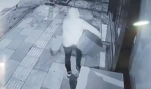 İş yeri önündeki dolabı çaldı, o anlar kamerada