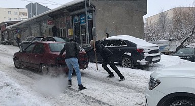 Kar yağışı sürücülere zor anlar yaşattı, vatandaşlar yardıma koştu