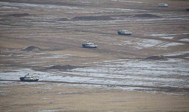 Kars'ta nefes kesen tatbikat: TSK zorlu kış şartlarında gücünü gösterdi