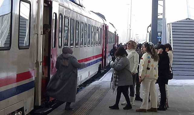 Kars'tan Erzurum'a 'dolu dolu' tren yolculuğu