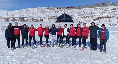 Kura Kadın futbol takımı, donmuş Çıldır Gölü’nde hazırlıklarını sürdürdü