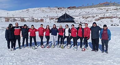 Kura Kadın futbol takımı, donmuş Çıldır Gölü’nde hazırlıklarını sürdürdü