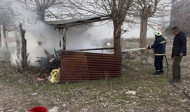 Odunlukta çıkan yangın evlere sıçramadan söndürüldü
