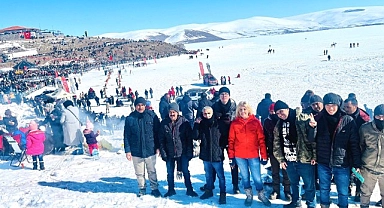 Özel bireyler, Çıldır Gölü Kristal Buz Festivali'nde sosyalleşti