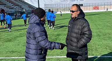 Serhat Ardahanspor Başkanı Üzeyir Engin, sahaya inerek takımın antrenmanını izledi