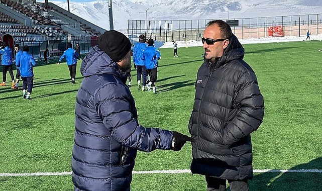 Serhat Ardahanspor Başkanı Üzeyir Engin, sahaya inerek takımın antrenmanını izledi