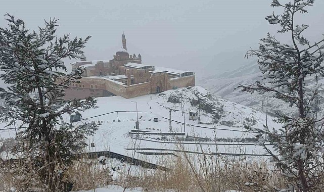 Tarihi saray beyaza büründü