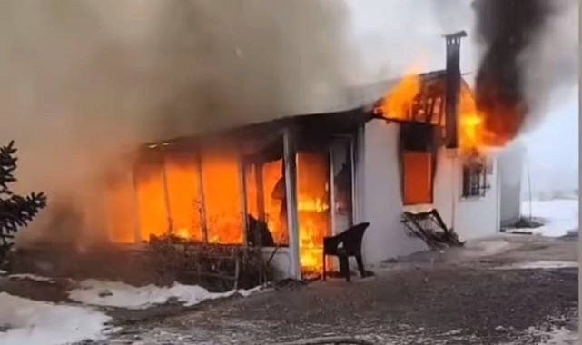 Van'da prefabrik ev alevlere teslim oldu