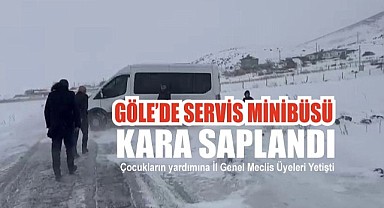 Yolda kalan okul servisini meclis üyeleri kurtardı