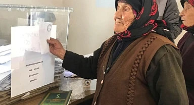 85 yaşında İmamoğlu'na destek için sandık başına gitti