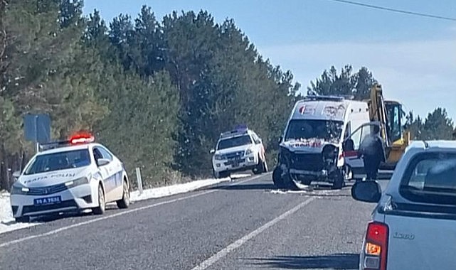 Ardahan'da ambulans kaza yaptı: 3 yaralı