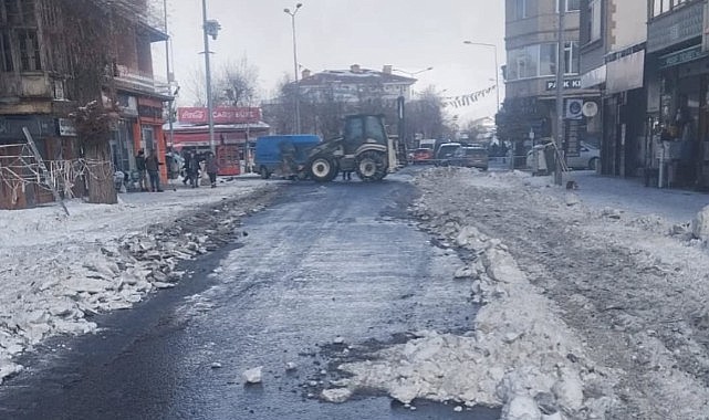Ardahan'da kar ve buzla mücadele devam ediyor