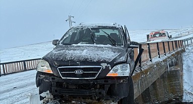 Ardahan'da trafik kazası: Araç bariyerlere çarptı, sürücü yaralandı
