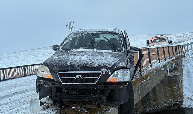 Ardahan'da trafik kazası: Araç bariyerlere çarptı, sürücü yaralandı