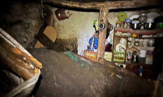 Ardahan'da toprak damlı ev çöktü: 1 yaralı