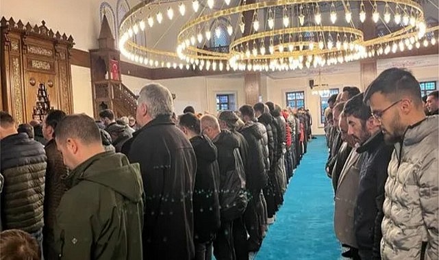 Ardahanlılar Ramazan ayının ilk gününde camilere akın etti