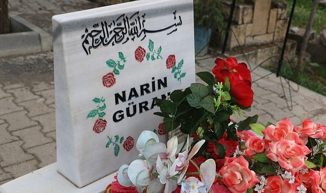 Arkadaşları bayramda Narin’in mezarını ziyaret etti